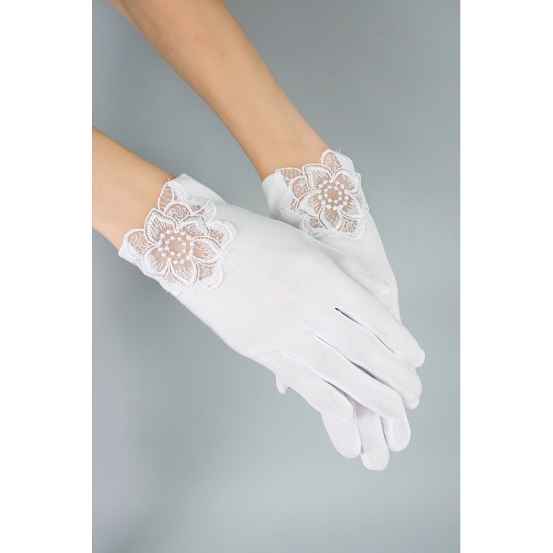Białe rękawiczki komunijne z ozdobną koronką