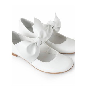 Białe Trzewiki komunijne z zawiązaną wstażką
