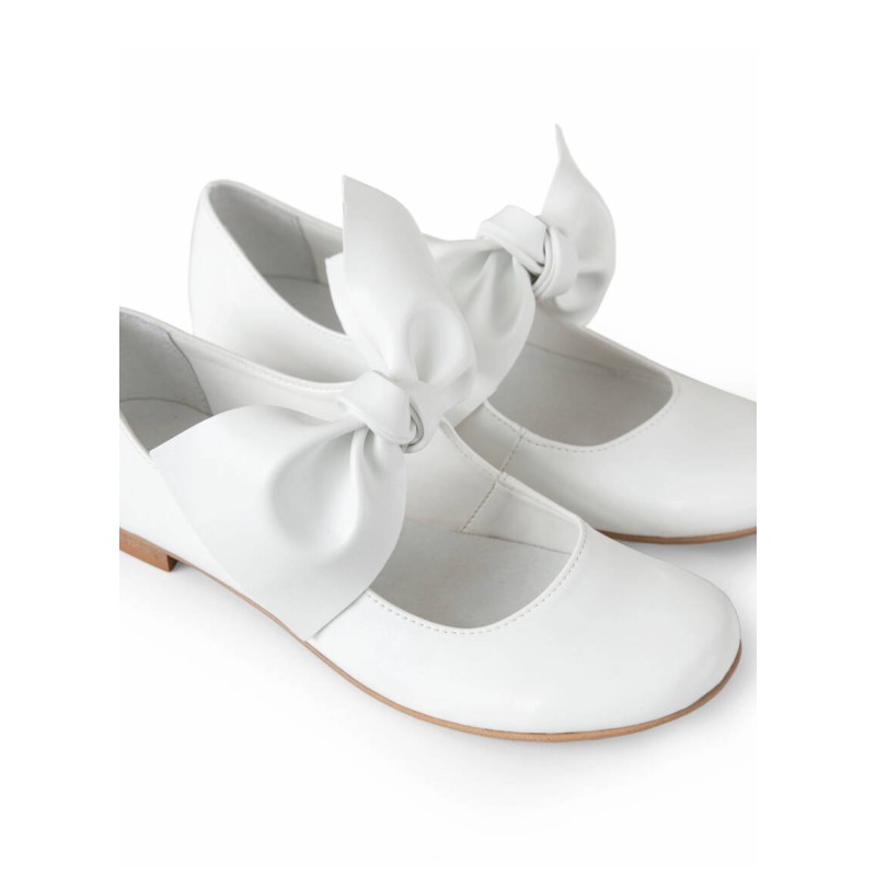 Białe Trzewiki komunijne z zawiązaną wstażką
